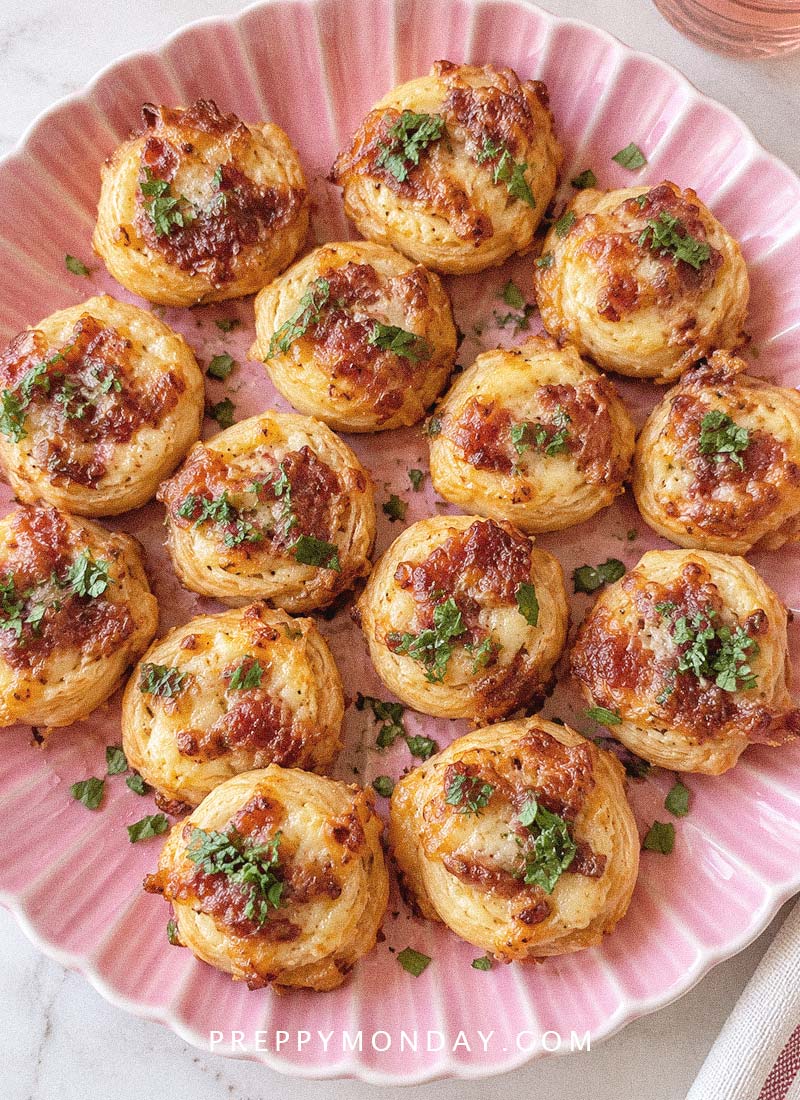 Garlic mozzarella puffs